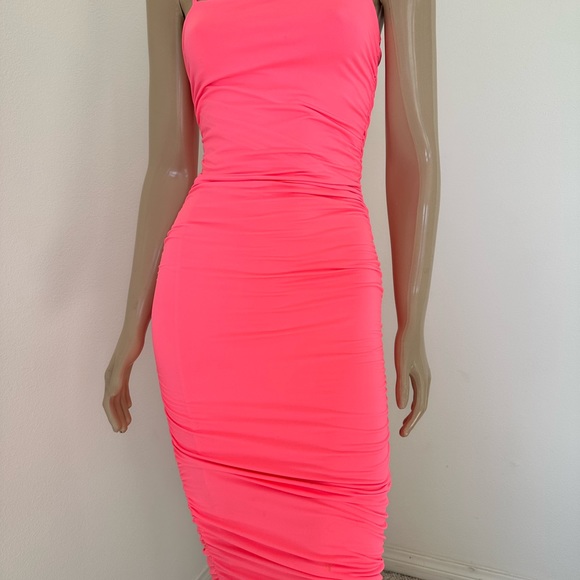 Gorgeous vibrant pink dress used size S it’s stretchy - Picture 5 of 6